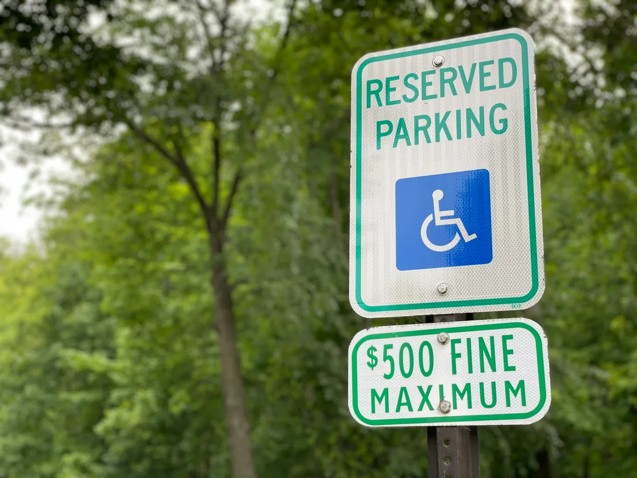 A sign with a bicycle symbol
