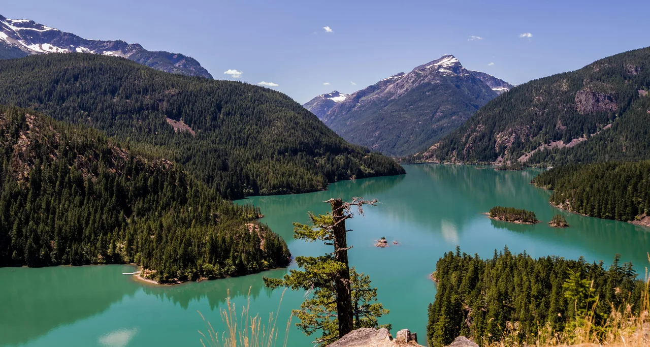 A scenic view of a lake surrounded by mountains